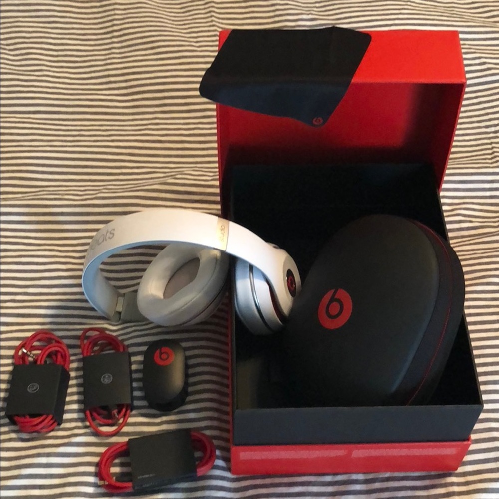 Dr Dre Studio Beats wireless headphones EUC